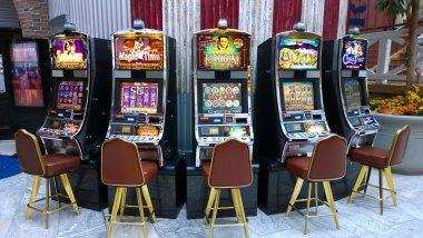 fufutogel mobile platform showing live-dealer tables and sportsbook interface